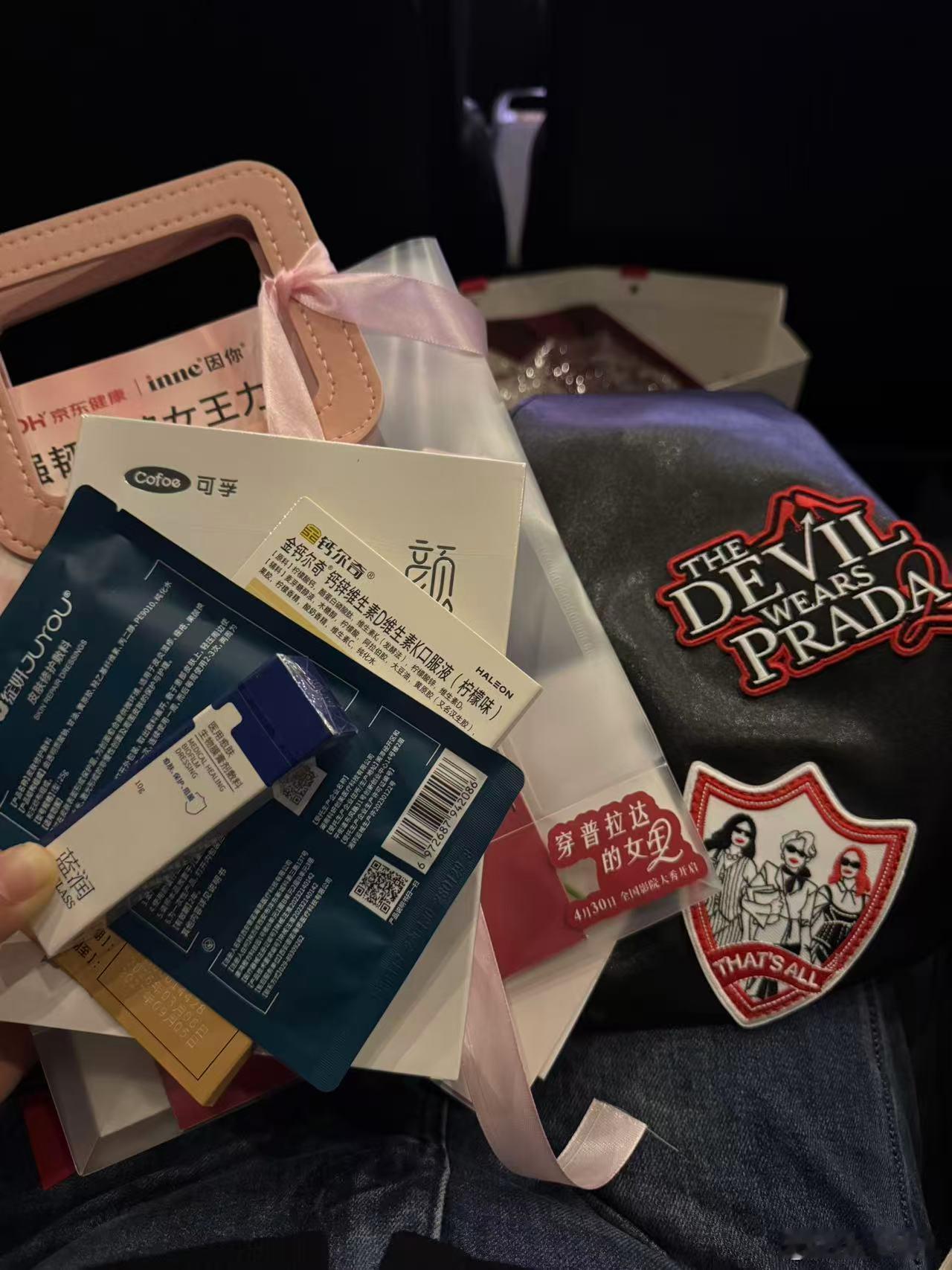 听听温特怎么说 4月30日上映的《传普拉达女王2》中国首映礼，这手礼还挺多的哈。