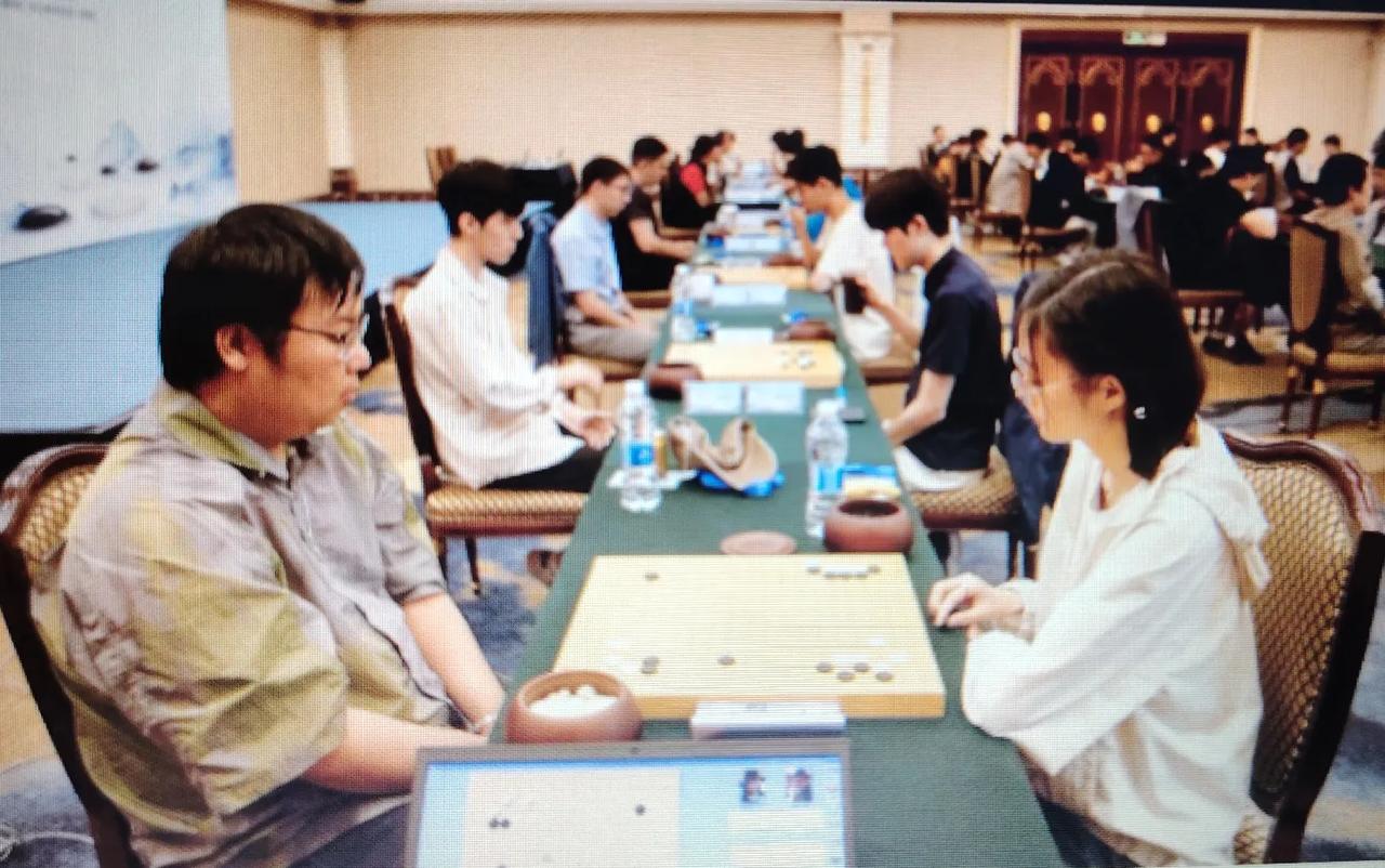 "我的棋只要直播就没赢过"

福建围棋队女将立下头功




明仕杯中国围棋团体