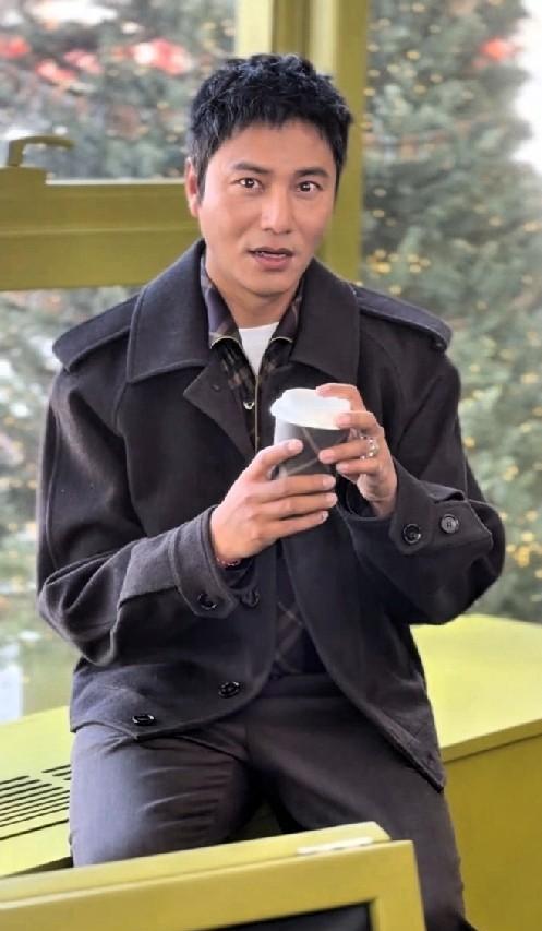 陈坤在桃花坞里倒立，汗珠顺着脖颈滑落。49岁。
皮肤紧得能弹起水滴。
旁边20岁