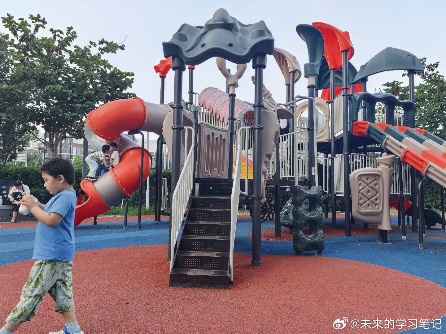 下午在V9二排睡了三个小时，小朋友自己在车里玩了三个小时，属于带娃外挂了智慧出行