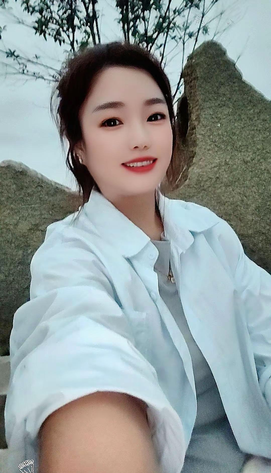 在阳光洒满的草地上，微风轻拂，仿佛时间也放慢了脚步。白色的外套在阳光下闪耀，像是