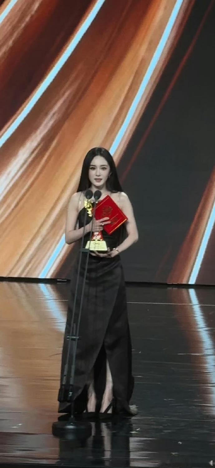 85花你追我赶杨幂一步一部杨幂双料视后了 一步一沉淀，一岁一成长，杨幂用十二年深