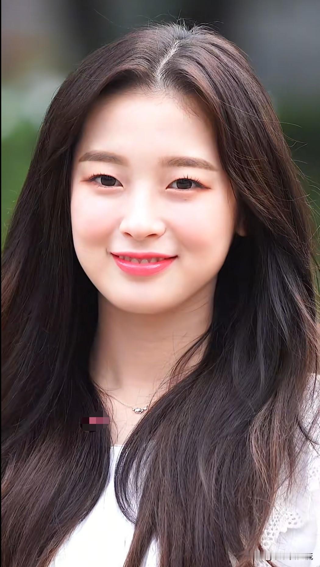 又纯又欲系女艺人崔乂园，脸蛋显得有些肉嘟嘟，近脸面对高清镜头，可爱迷人的气息让人