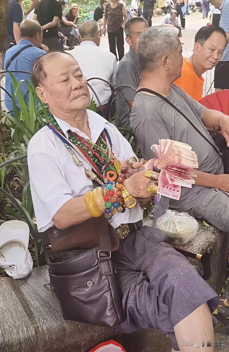 大爷，你这样炫富也太高调了吧，难道不知道财不可外露的祖训吗？