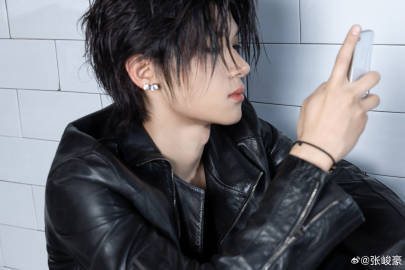 张峻豪潮流与风格简约白T搭配个性下装，张峻豪用基础款打造高级感。less is 