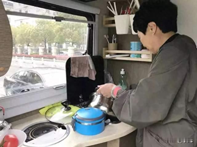 女子用房车陪读称比租房经济