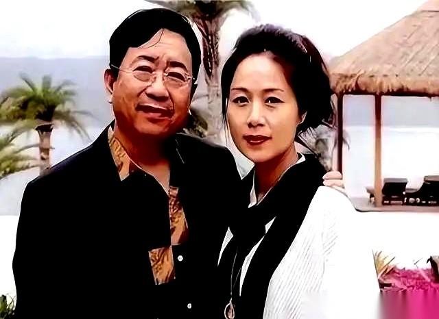 都说不生孩子的婚姻不牢靠，早晚得散。
可人家余秋雨和马兰，一个63，一个79，就