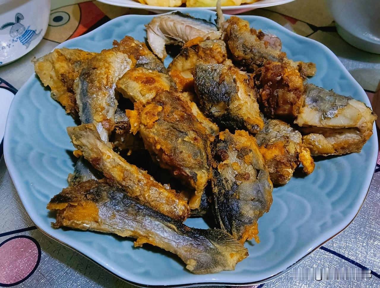 晚饭，即墨农村老李家的晚饭。

香煎小鲅鱼
娃娃菜炒大虾
菜花
小米粥
热牛奶