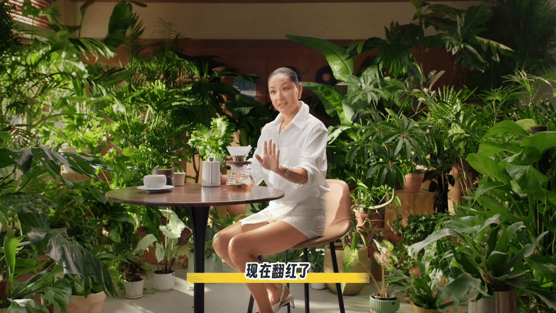 姐真的太会说了。“颈部艺人”脖子想往哪转往哪转，不被流量绑架。网友已经开始操心给