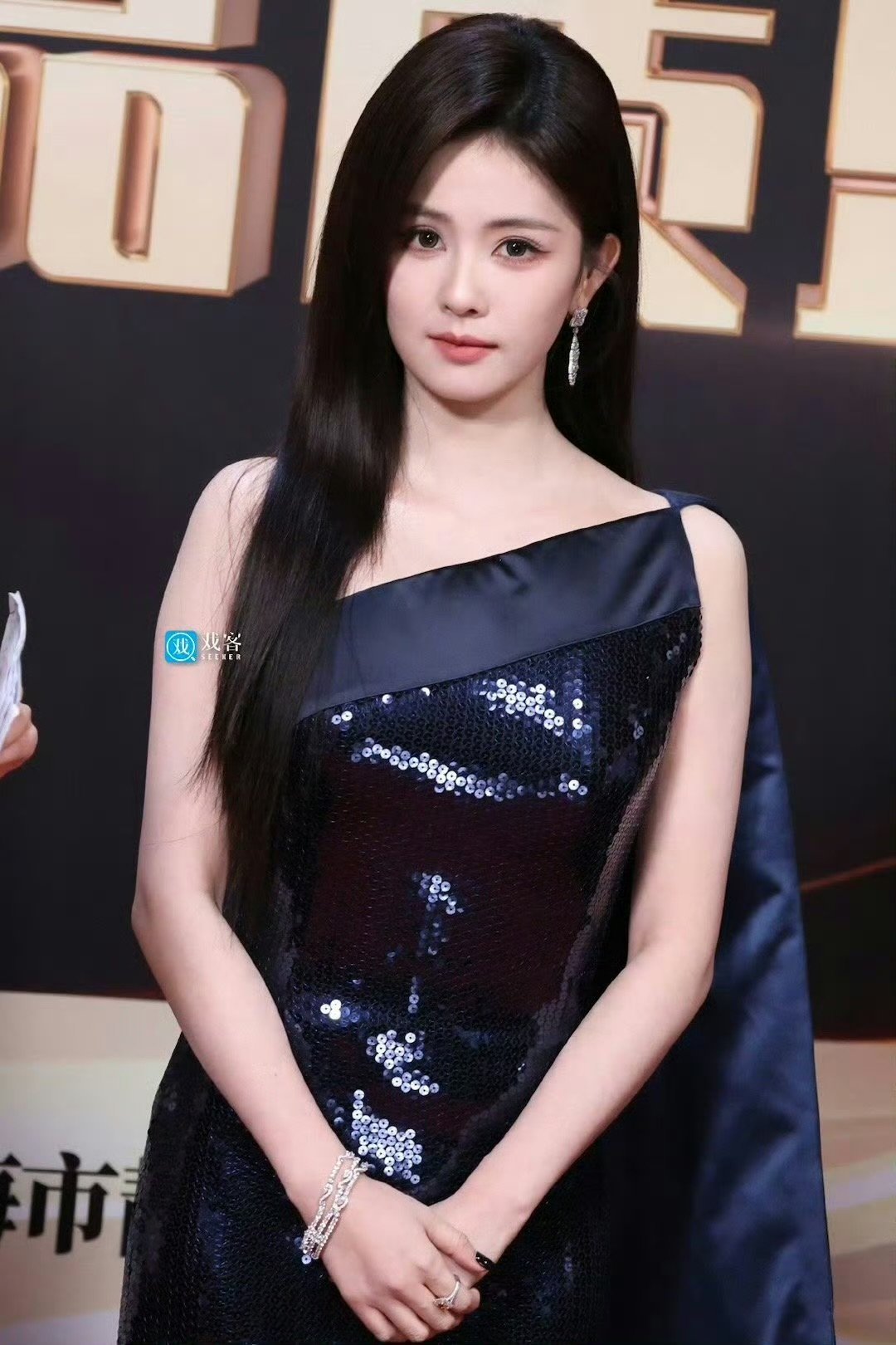 白鹿蓝色高定黑长直白鹿2024秋冬高定 白鹿身穿2024 秋冬高高定亮相电视剧品