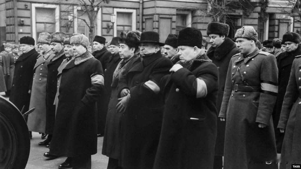这张照片记录了1953年3月9日举行的约瑟夫·斯大林国葬仪式中，中苏两国及国际共
