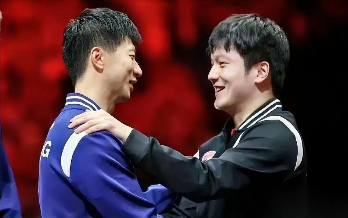 这张照片绝了！谁拍的？

马龙樊振东终于同框了！收获团体赛冠军的马龙和亚军樊振东