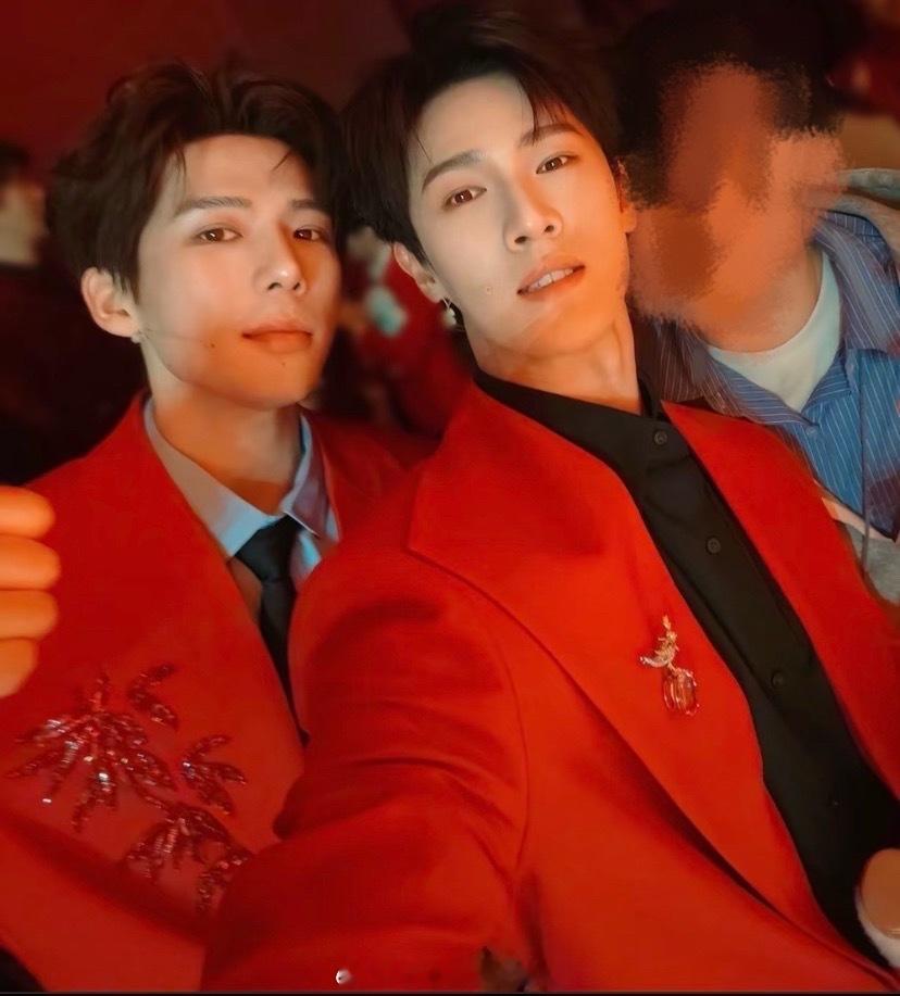 太帅！！！王安宇李昀锐春晚后台自拍王安宇李昀锐合影