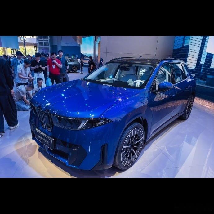 🚗26.99万起，宝马新世代iX3这价格确实不端着。成都车展上直接开启预订，近