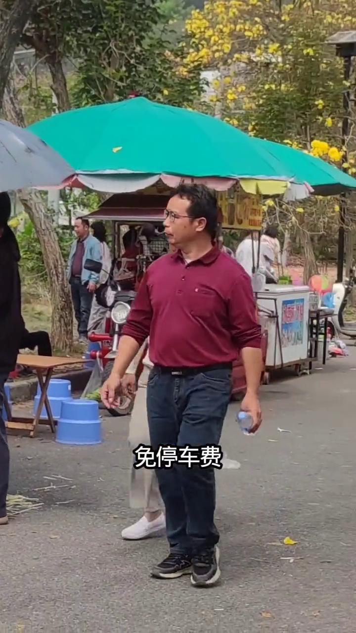 荷之源的玉林市花三角梅开得超艳。
今天和先生开着我的床车自驾来到玉林市五彩田园打