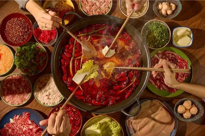 冬季迎來吃鍋旺季，創下日均翻桌15輪、候位5小時等排隊盛況的成都知名麻辣鍋「馮校