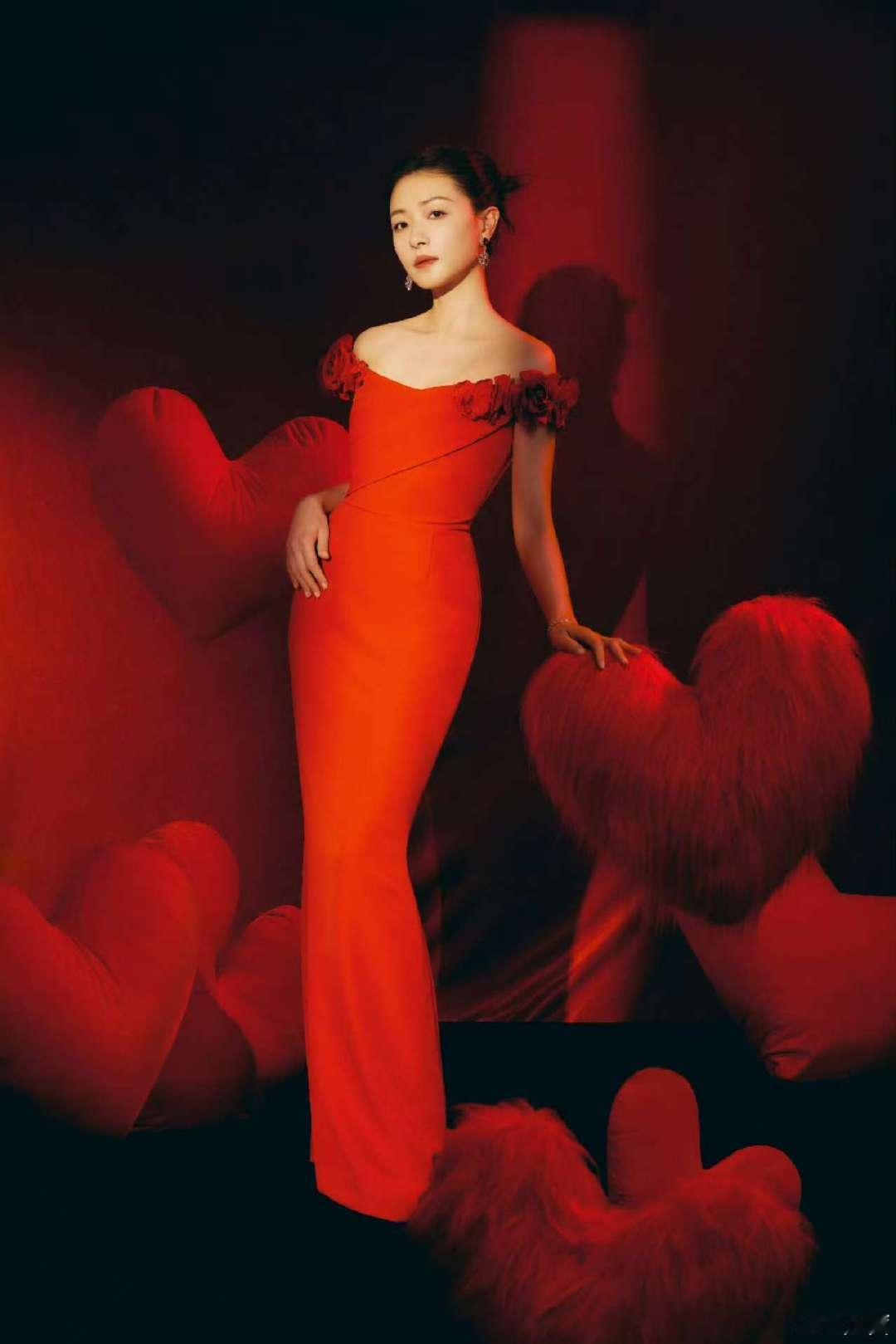 万茜出图  万茜好红  万茜央视剧晚盛典之路出图，姐姐一身红裙修身的很啊！  