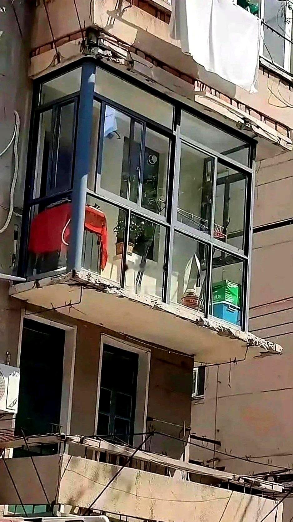 摊上这样的邻居，真是让人一肚子话。
明明是住在一个楼里，结果对方一点分寸都没有，