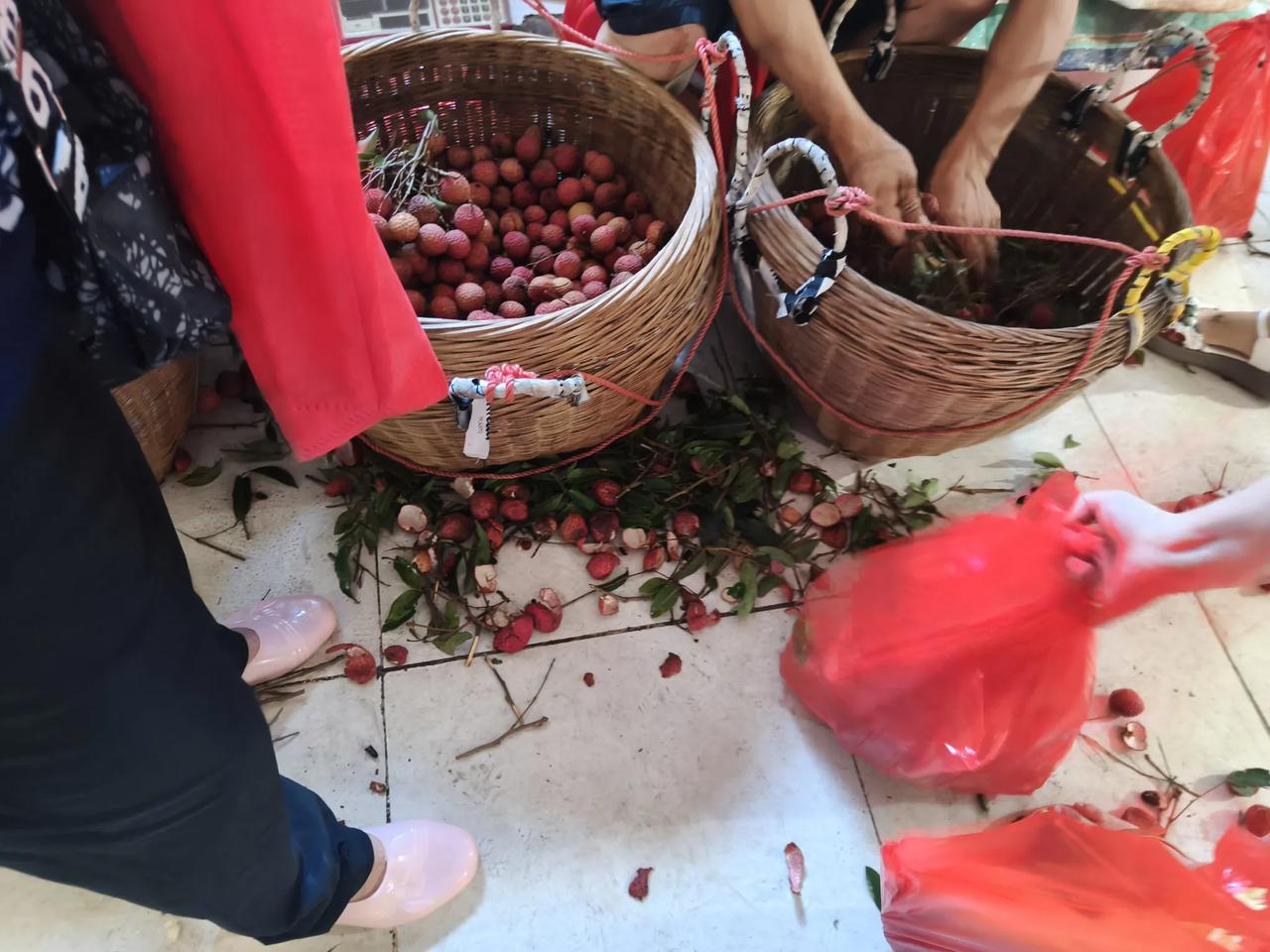 有时候挑点东西去市里面卖，真的一肚子火，城市里的人太喜欢占便宜了。这段时间家里的