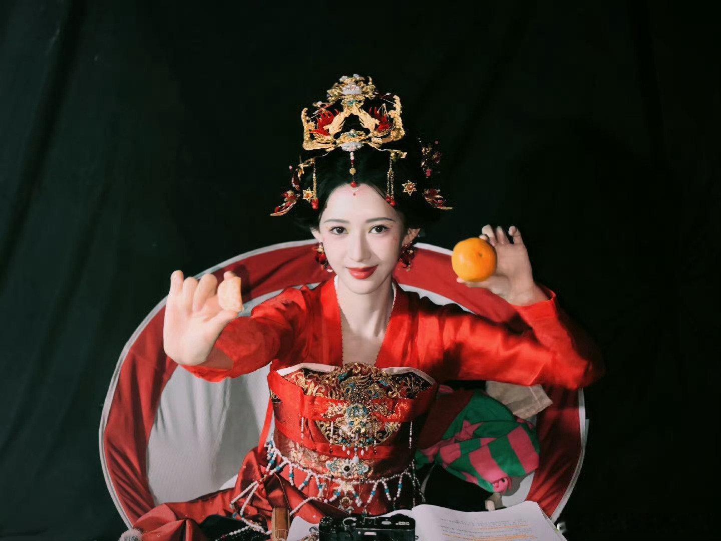 李奕臻 端阳帝姬红衣路透  李奕臻所饰演的端阳帝姬给观众留下了深刻的印象，这次看