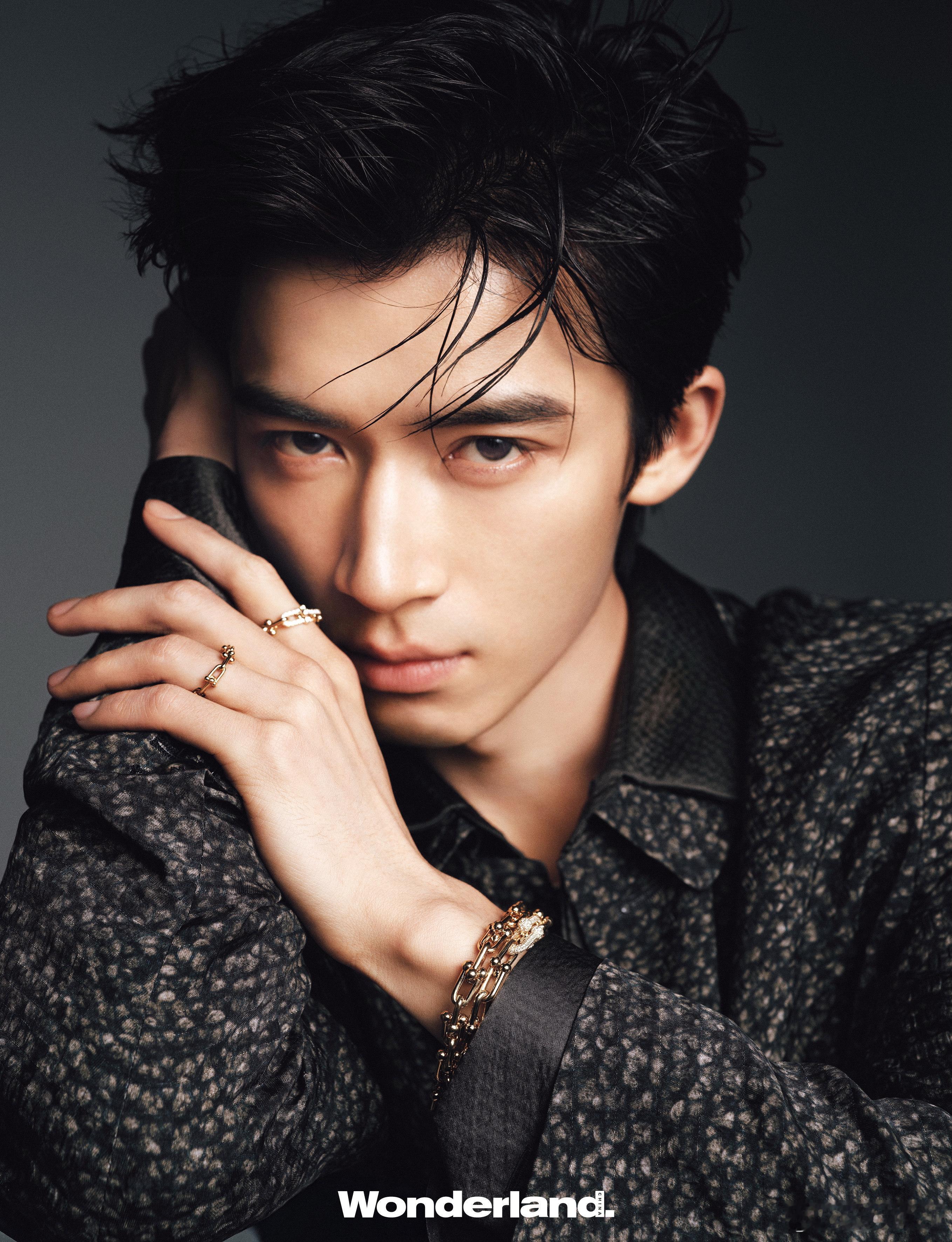 冲破光影，镌刻自由弧度。欢娱影视演员《Wonderland.》开年封面大片今日释