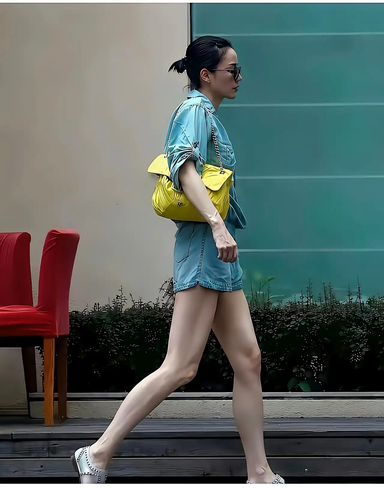 天后王菲身材一直保养的好，一双大长腿，特别吸人眼球 