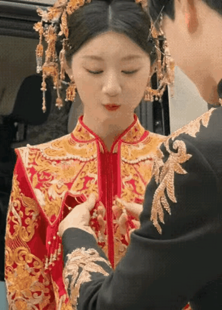 这位新娘一定是嫁给了爱情，因为她看新郎的眼神都已经拉丝了！因为爱情而走向了婚姻的