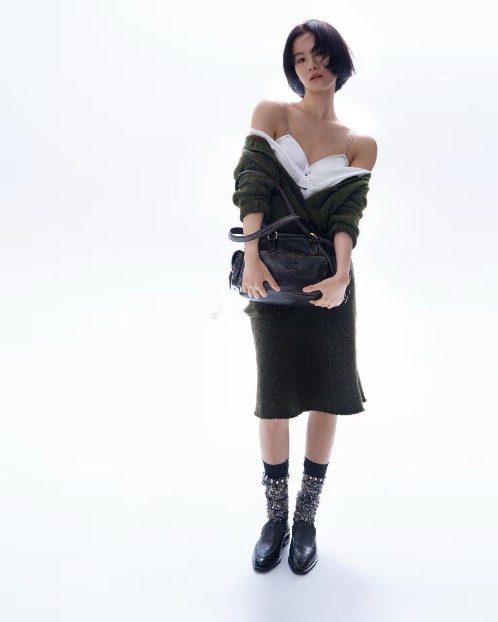 miumiu签了三个00花李庚希无缝衔接新奢牌 正式成为意大利奢侈品牌Miu M