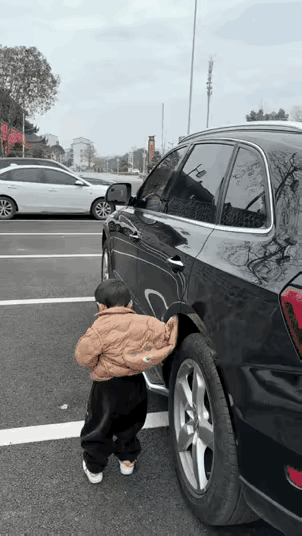 带娃出门真的能把人急出心脏病！
 
两岁多的小男孩刚从车上下来，衣角直接被车门死