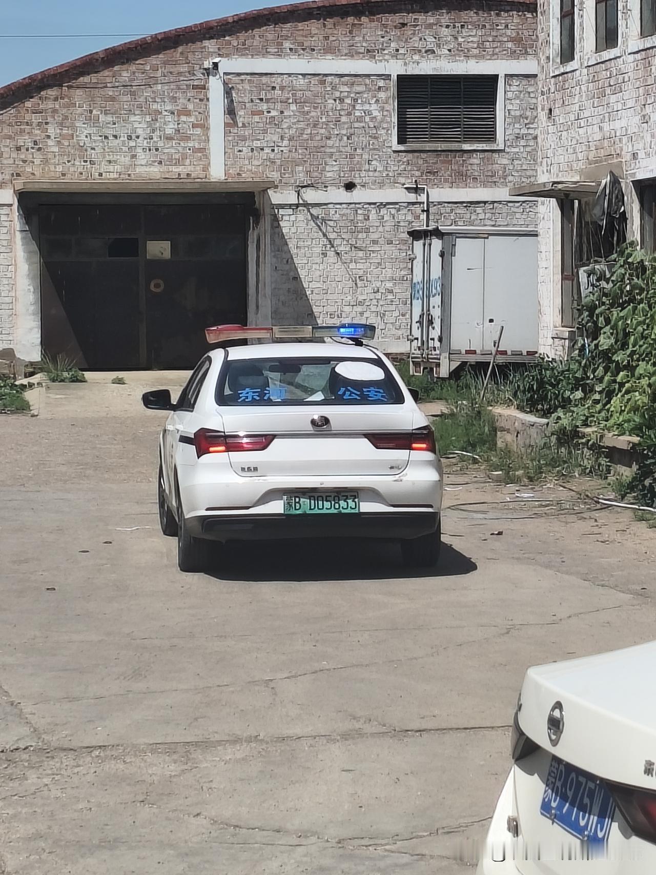 工作中同事打架还报警，这事儿可太炸裂了。今天单位俩同事就因为干活分工起了争执，一