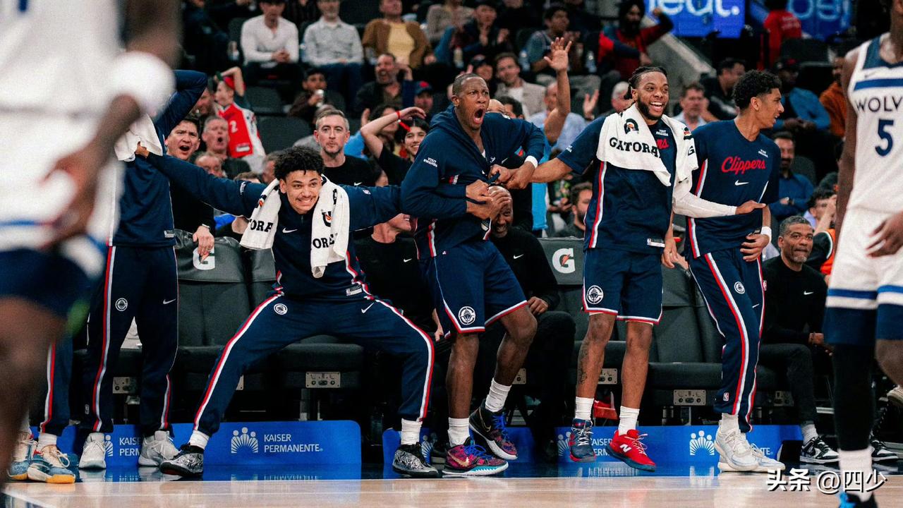 当米勒隔扣兰德尔，看看我快船替补席这6个戏精！
桑德斯直接原地大鹏展翅、
本就鬼