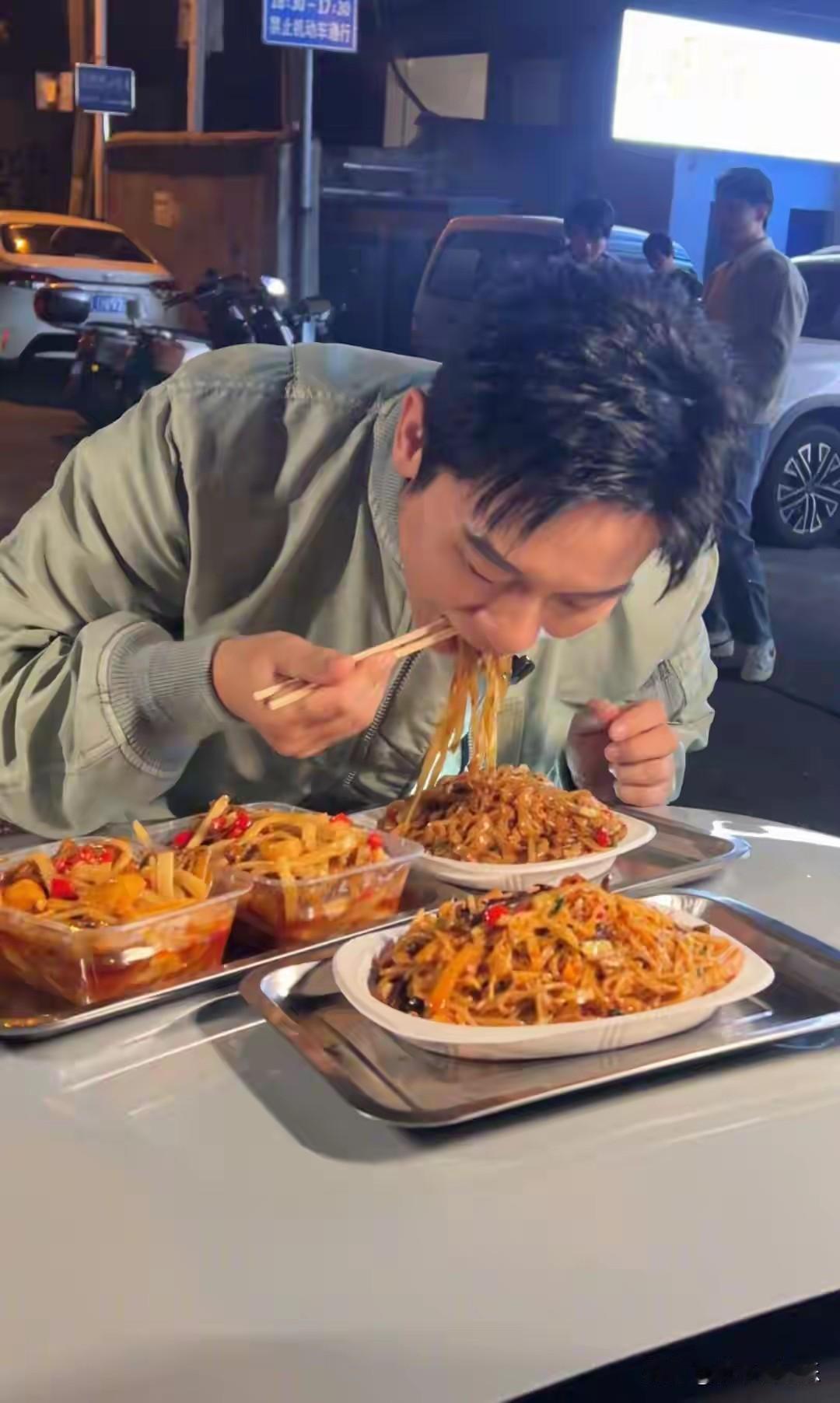 12月10日下午，广西柳州街头一则偶遇视频迅速引爆全网，47岁的演员李晨以一身简