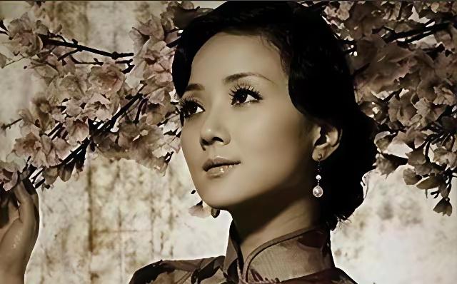 1951年国民党女特务王化琴，被解放军战士押往刑场，即将枪毙，这时一个男人大喊：