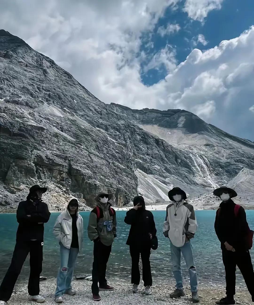 你发现了吗？那些搞穷游的人，尤其是自驾游的人:
1.开车不是房车，而是汽车或越野