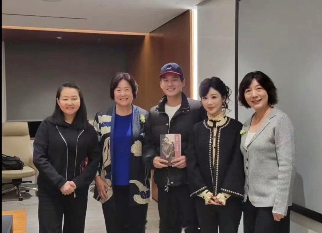 杨紫欧豪和董竹君女士后人合影，看了下穿搭原来十一月的时候这个紫就已经在为玉兰花开