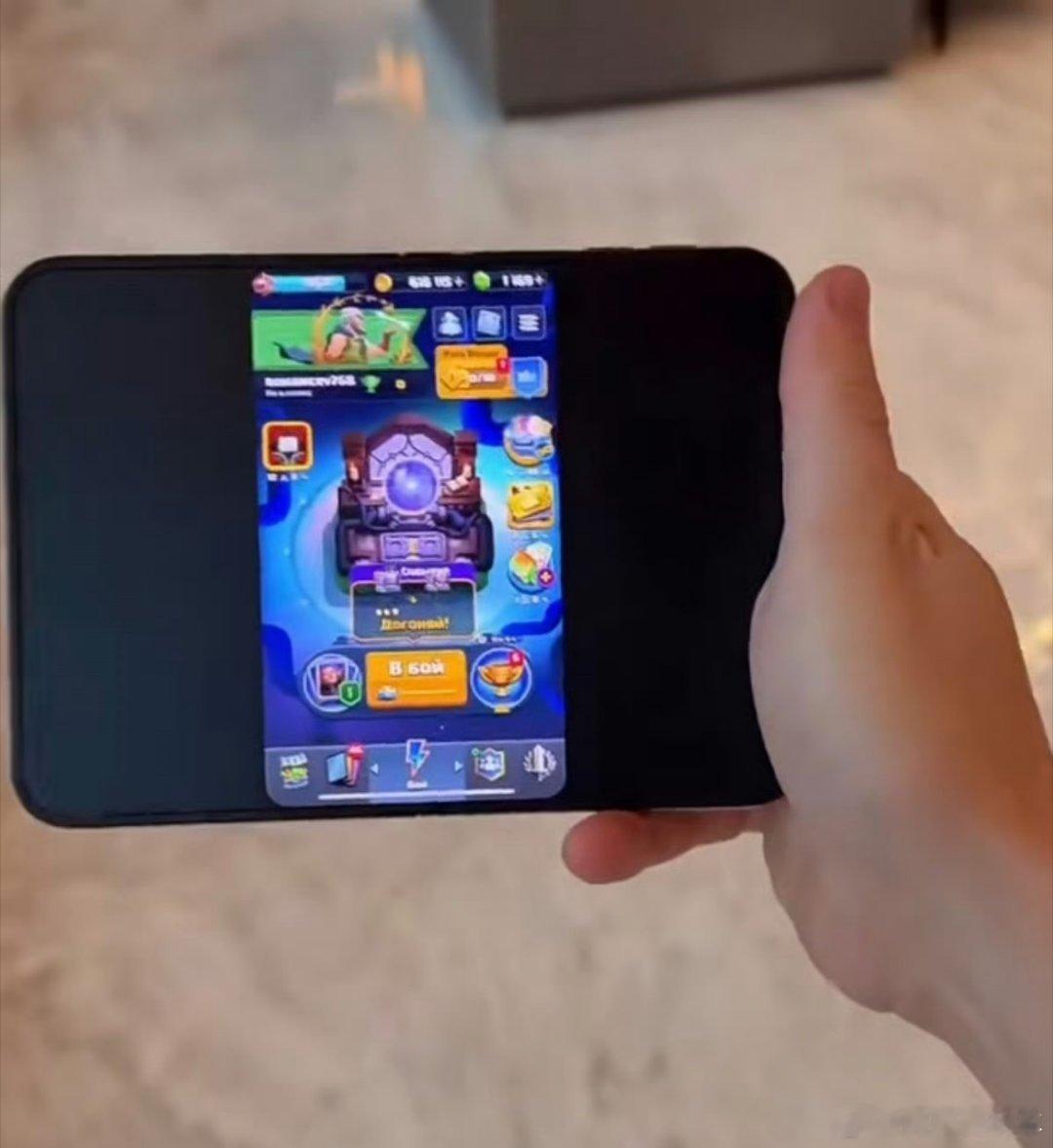 iPhoneDuo开箱暴露适配问题 苹果这次多少有点尴尬了。折叠屏来得比别人晚，