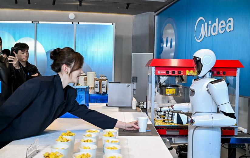 美的放大招！三年投 600 亿搞 AI，荆州工厂已用上人形机器人
提到美的，大家
