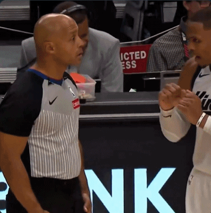 威少与主裁交流 