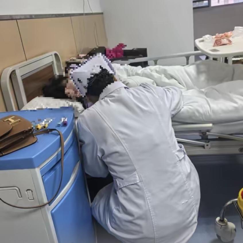 河南郑州，15岁女孩军训时负责查寝，她的教官支走其他同学，把她堵在楼梯间，捂住她