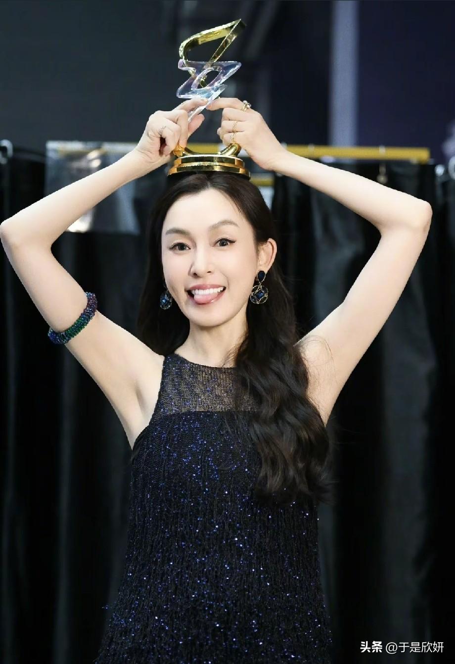 范玮琪成团夺冠手举奖杯难掩激动！泪水藏尽半生心酸与蜕变
 
乘风收官之夜，范玮琪