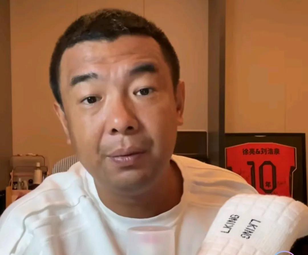 前国脚徐亮痛批了北京国安队球员塞尔吉尼奥。
在中超第八轮比赛，北京国安队主场对阵