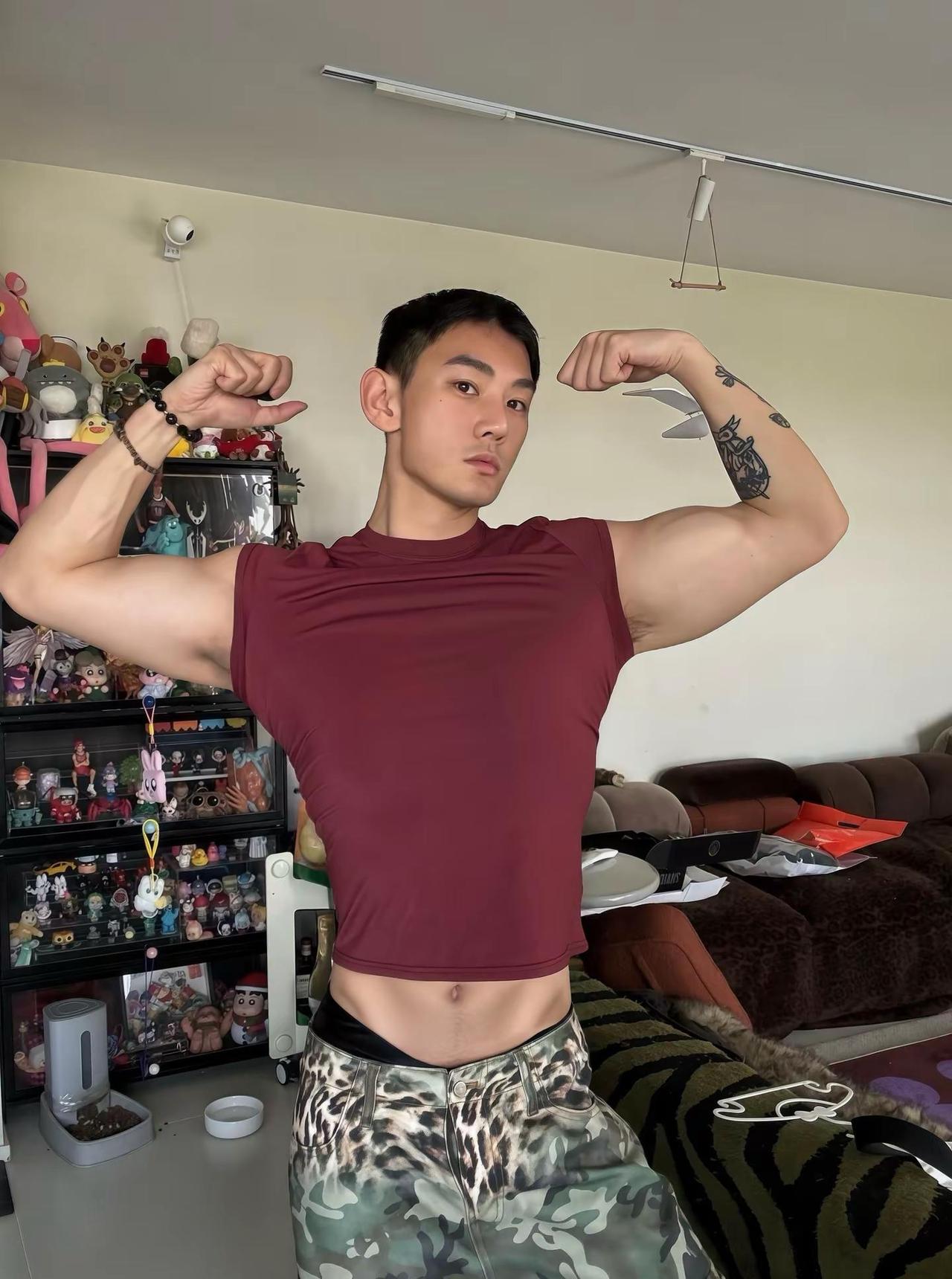 真的很怕热啊🥵。居家肌肉随拍 体育生 反差 top