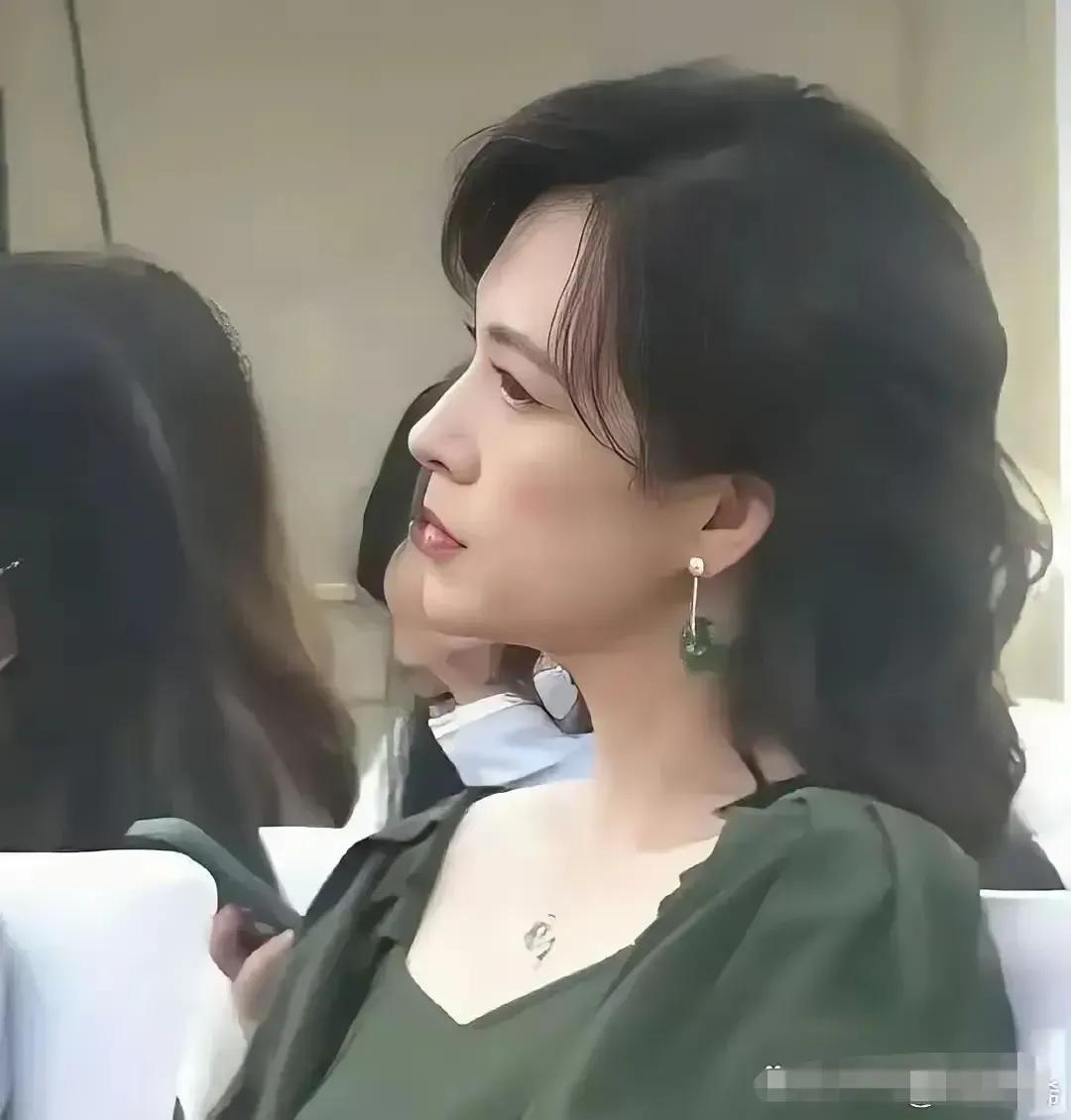 章子怡经历了什么？怎么像变了个人似的呢？
好像突然间变成了成熟的大婶，整个人也给
