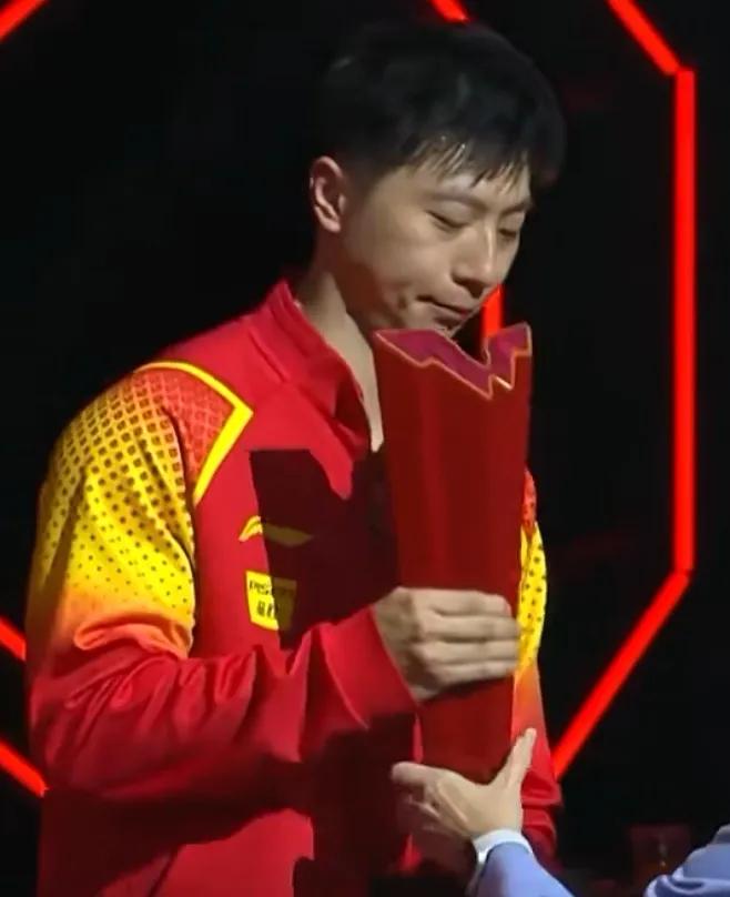11公斤！含金量真足啊！马龙举起来挺费劲，大头惊出了表情包。

新加坡大满贯冠官