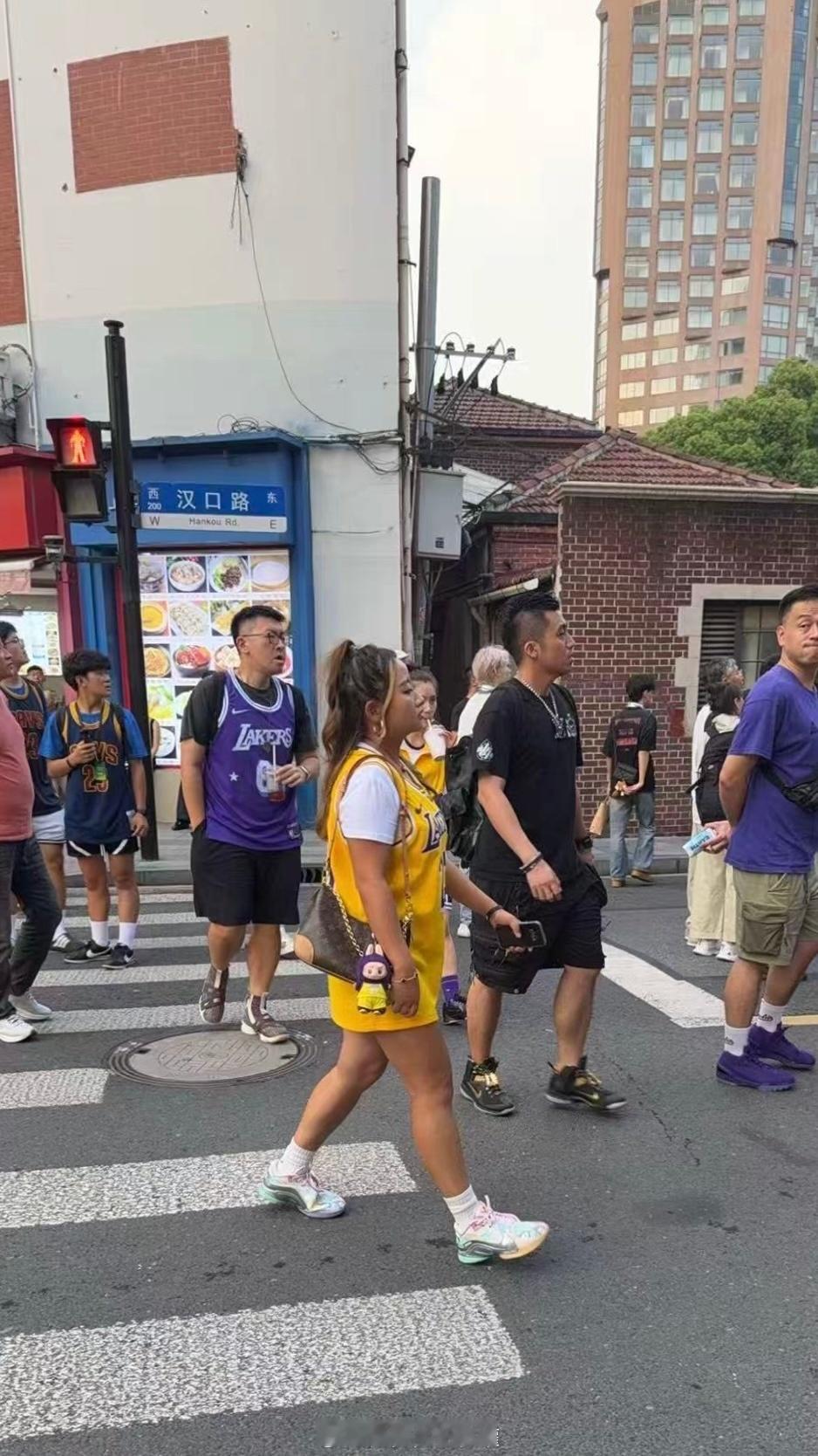 前方记者拍到一枚詹密小姐姐，好像有些眼熟？[思考] ​​​