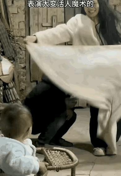 一对夫妻给懵懂无知的女儿表演魔术大变活人，这件事真的很难评！

你说魔术表演失败