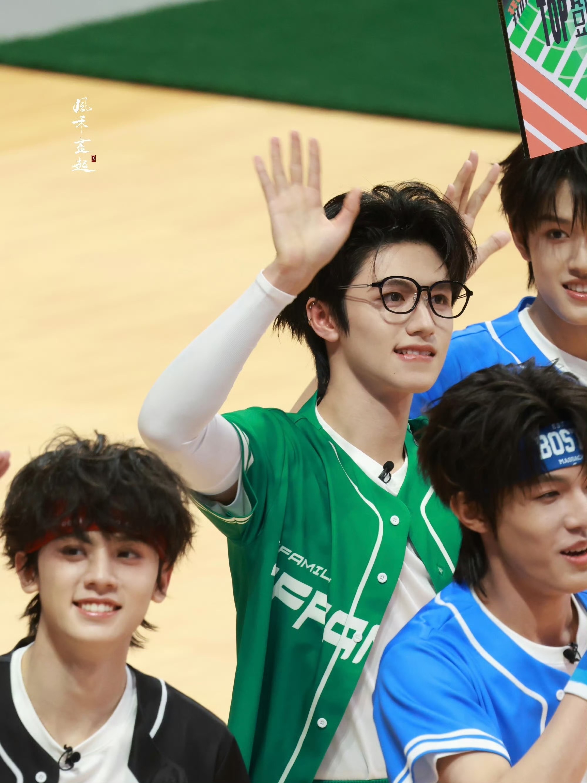朱志鑫的美貌怎么没有瓶颈 TF家族运动会day2朱志鑫背头造型，黑框眼镜高智感拉