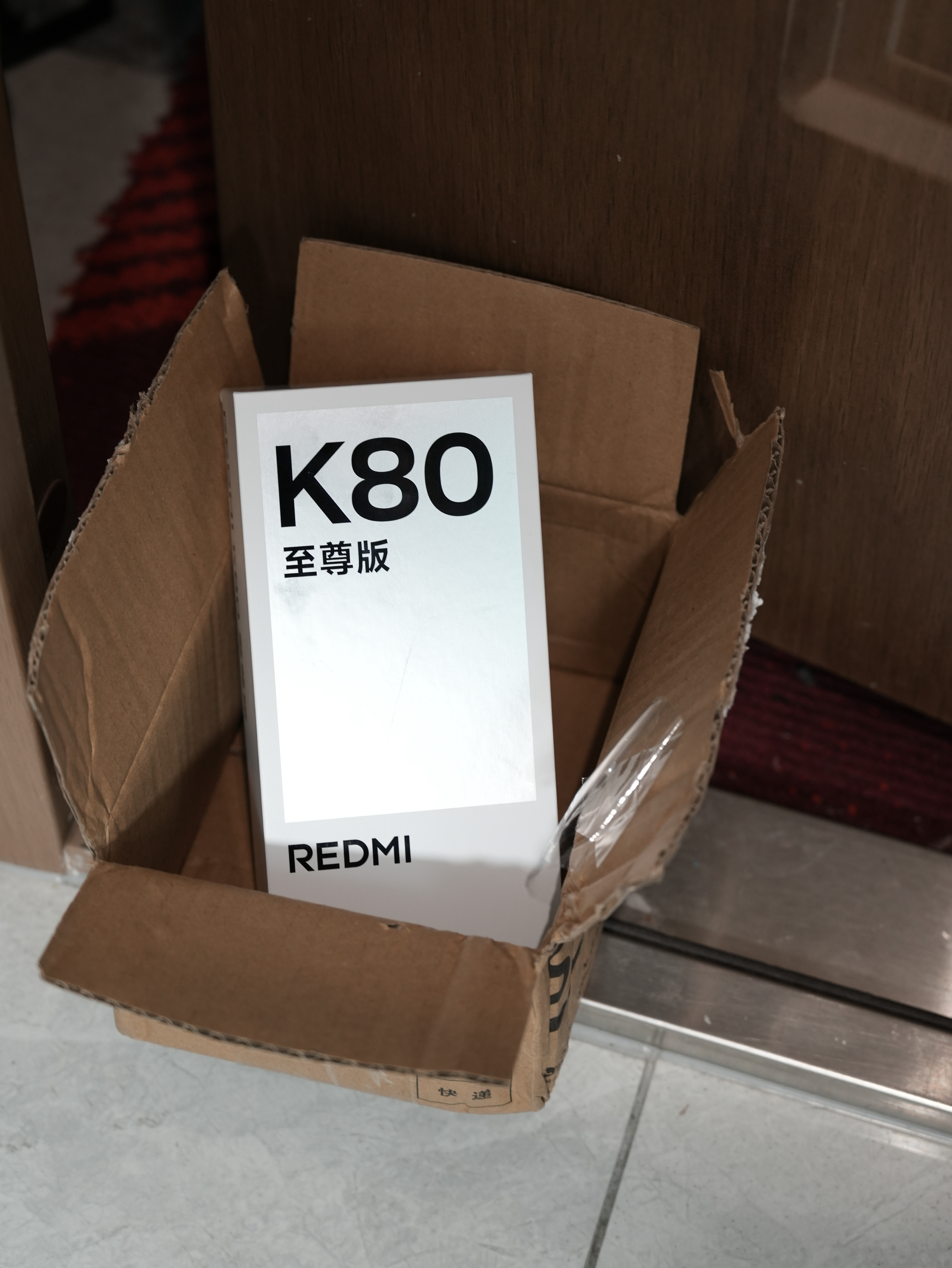 门口捡到一台REDMI新手机还有一张过去的CD手机触碰CD就能打开专属歌单更神奇