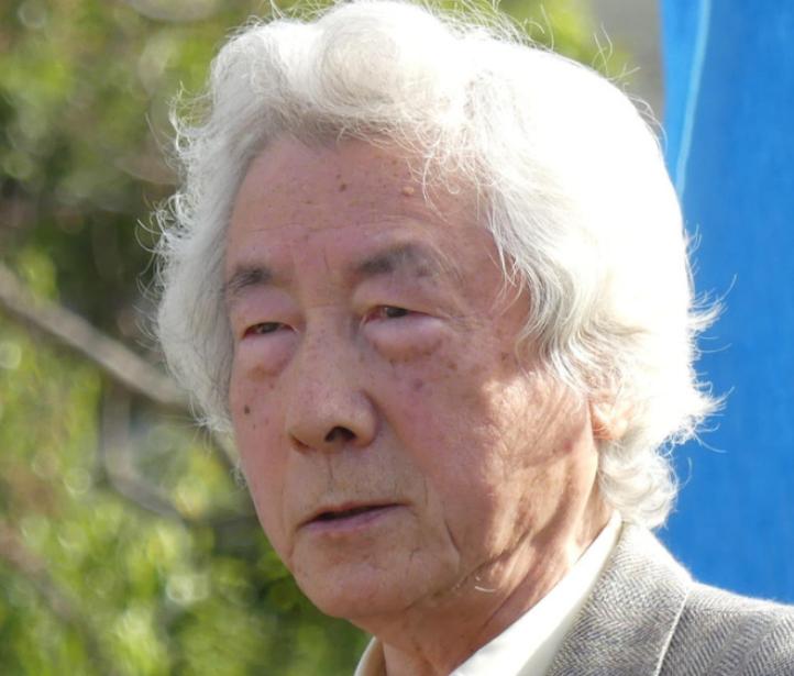 小泉进次郎83岁的老父亲小泉纯一郎露面了，作为日本前首相，他对高市早苗评价了8个