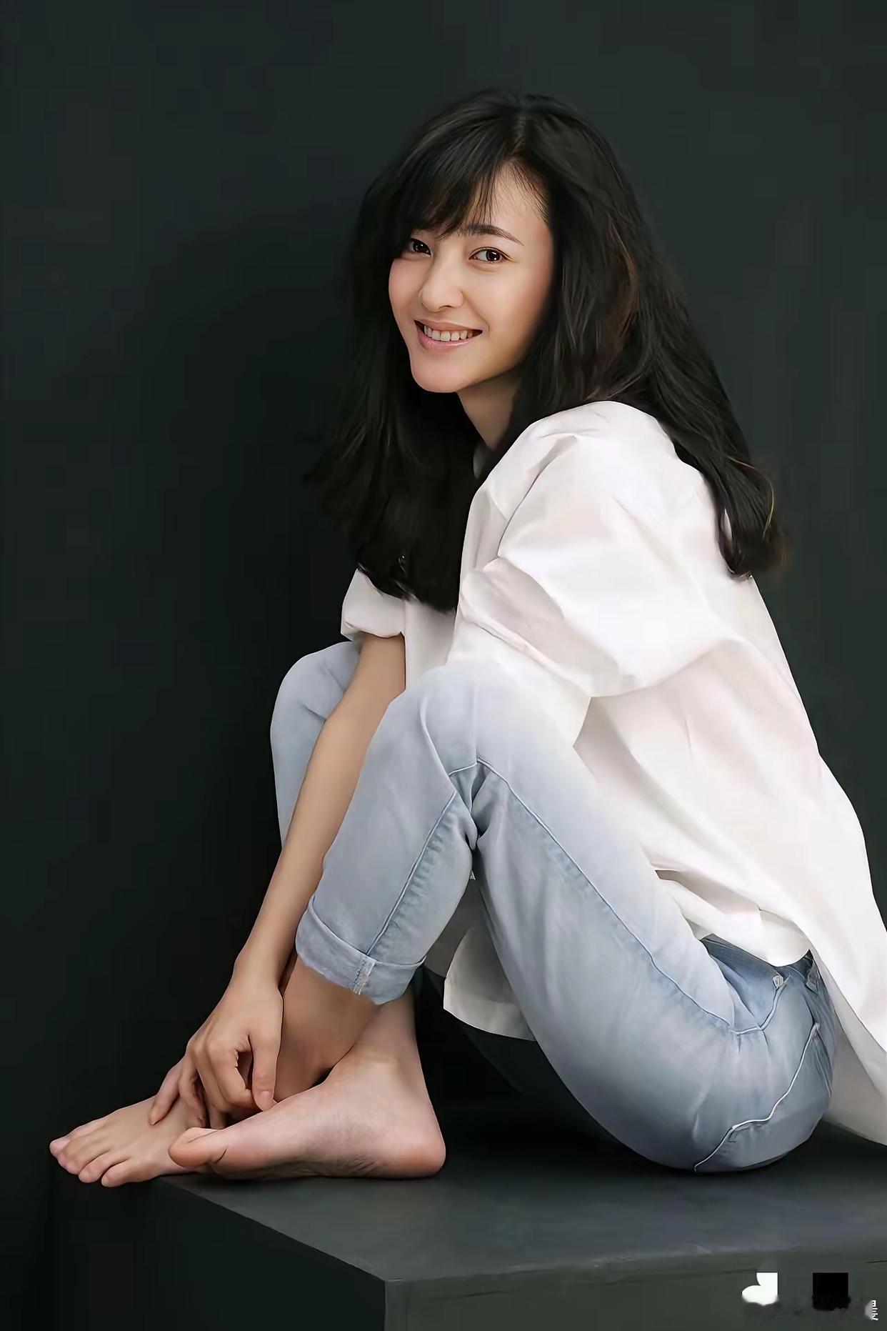 王丽坤气质干净脱俗，清纯灵动，满满的少女感，越看越舒服。 